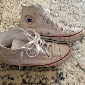 White converse chuck Taylor’s